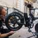 ...Ho iniziato a studiare, cercando anche di comprendere come si stava evolvendo il settore, non fermandomi neanche quando hanno cominciato a portarmi qui queste nuove e-bike. Ebbene, ora posso definirmi un esperto di bici tecnologiche